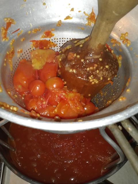 7949_tomatoes_in_strainer.jpg