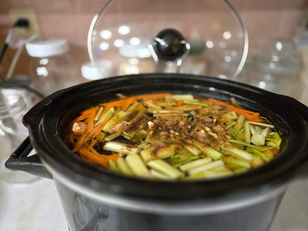 Chicken broth from old chicken, with vegetables and spices, 04-14-25.jpg