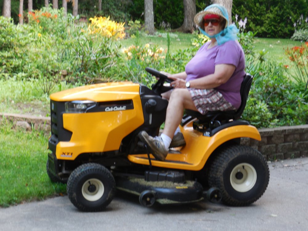 Hat garden tractor.JPG