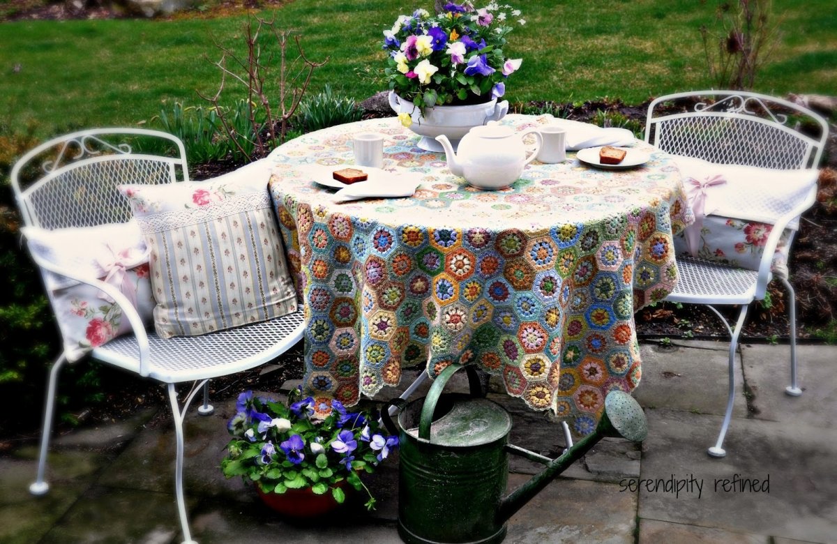 Spray+Painted+White+Metal+Patio+Furniture+Tea+Garden+Table+1.jpg