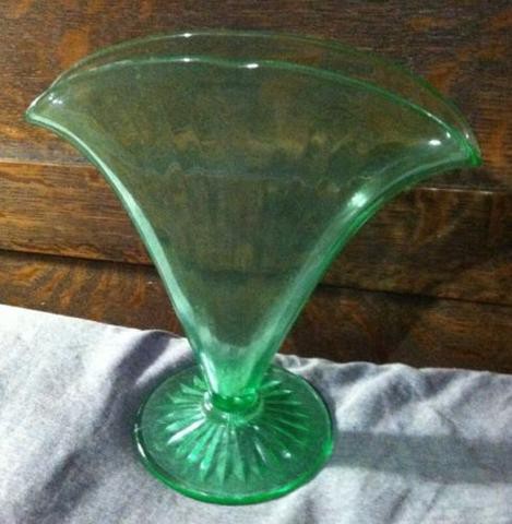 vintage-depression-glass-green-fan_1_8f4c2b8b05a9959e618516cf6be855ff.jpg